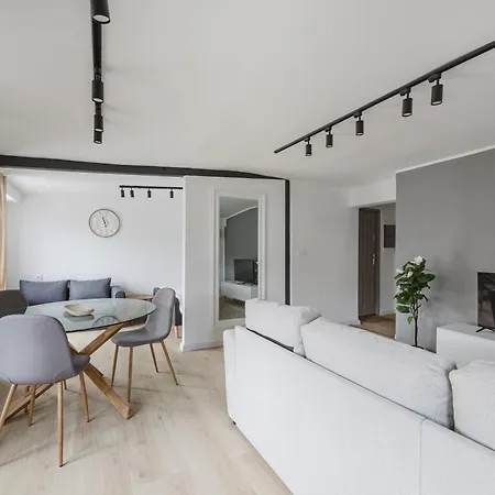 Grunwald Raszynska Bright By Bookinghost Poznań