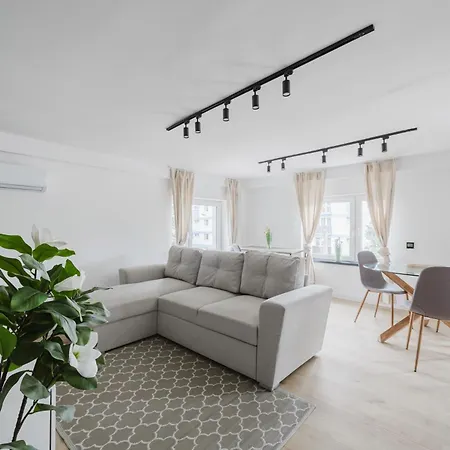 Apartment Grunwald Raszynska Bright By Bookinghost